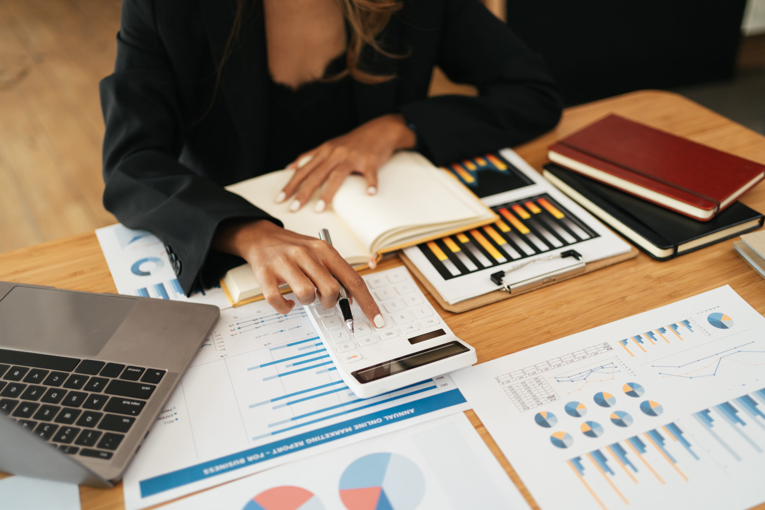 Business Women Working With Calculator, Business Document And La - Contabilidade no Méier Rio de Janeiro - RJ | Contábil Rio